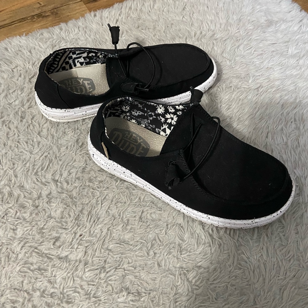 Women’s hey dudes. Size 8
